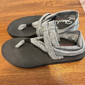 Skechers‎ Sandals Womens Size 8 Gray Black Yoga Foam Fabric Strap Thong Wrap